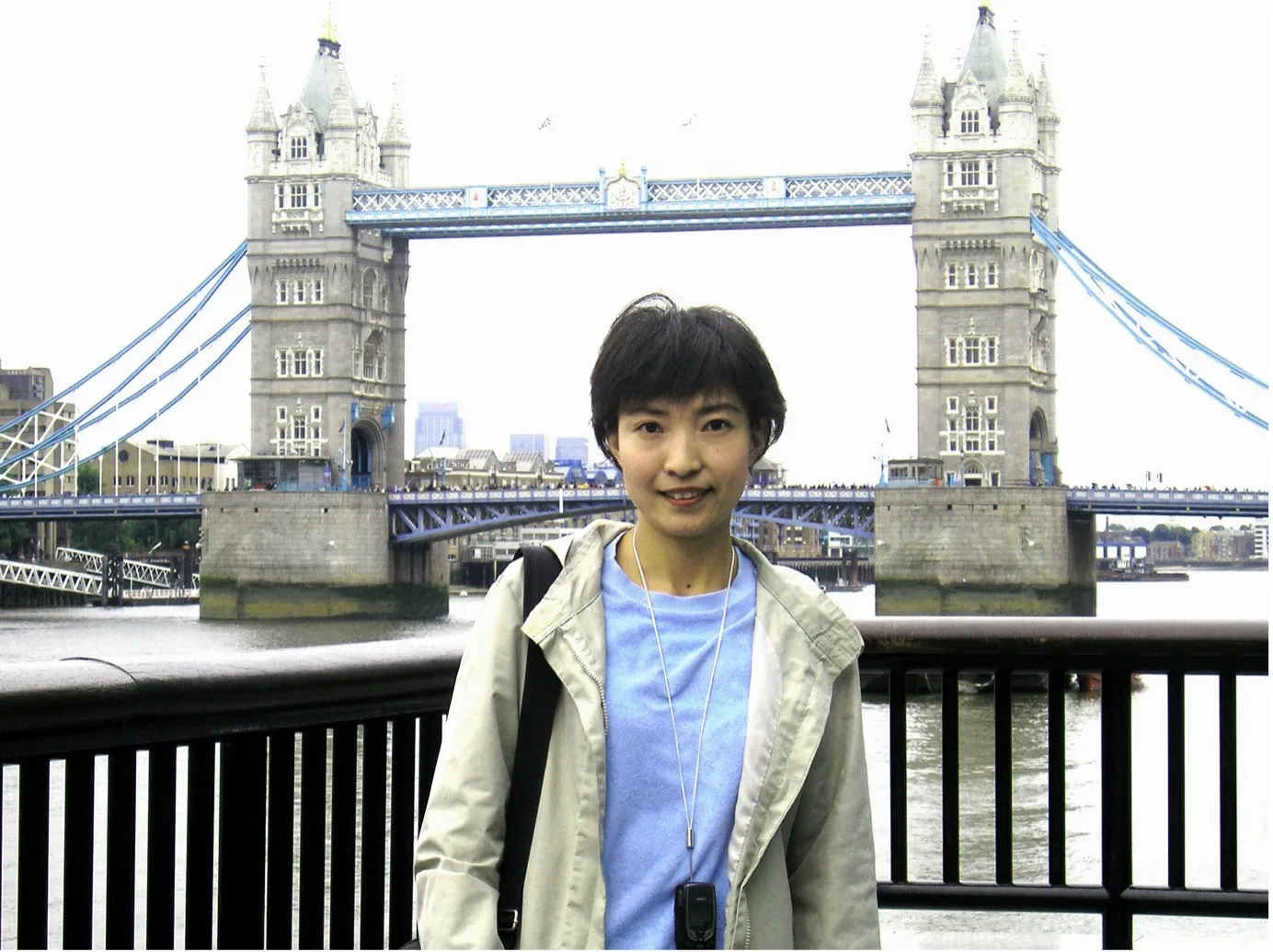 Yuhua Yang poses for a photo with London Bridge in the background