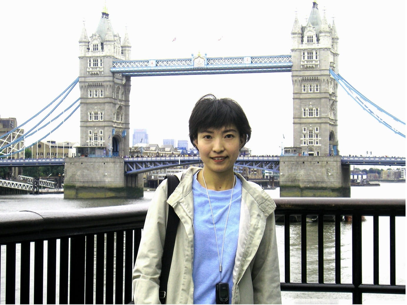 Yuhua Yang poses for a photo with London Bridge in the background